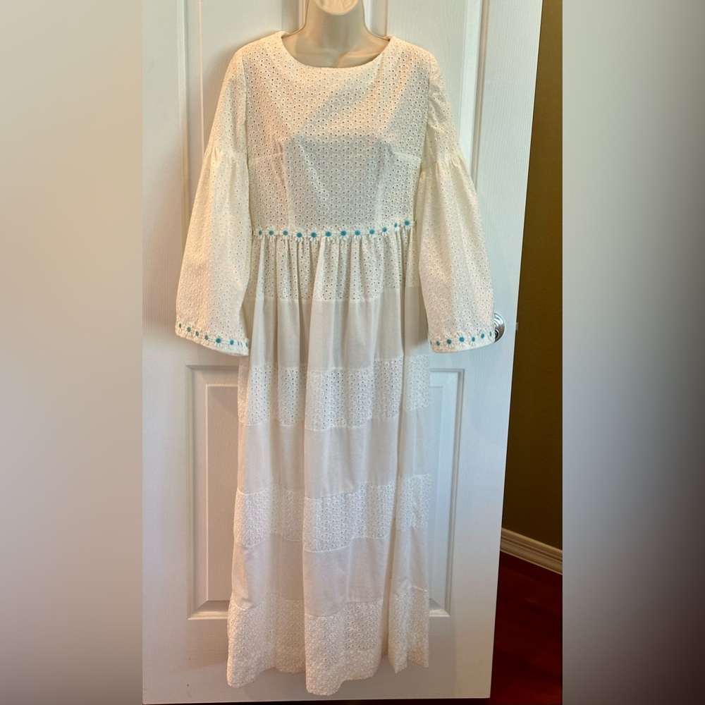 Vintage Maxi Dress Daisy appliqué White Eyelet Size 6 Prairie 70’s Boho Theater